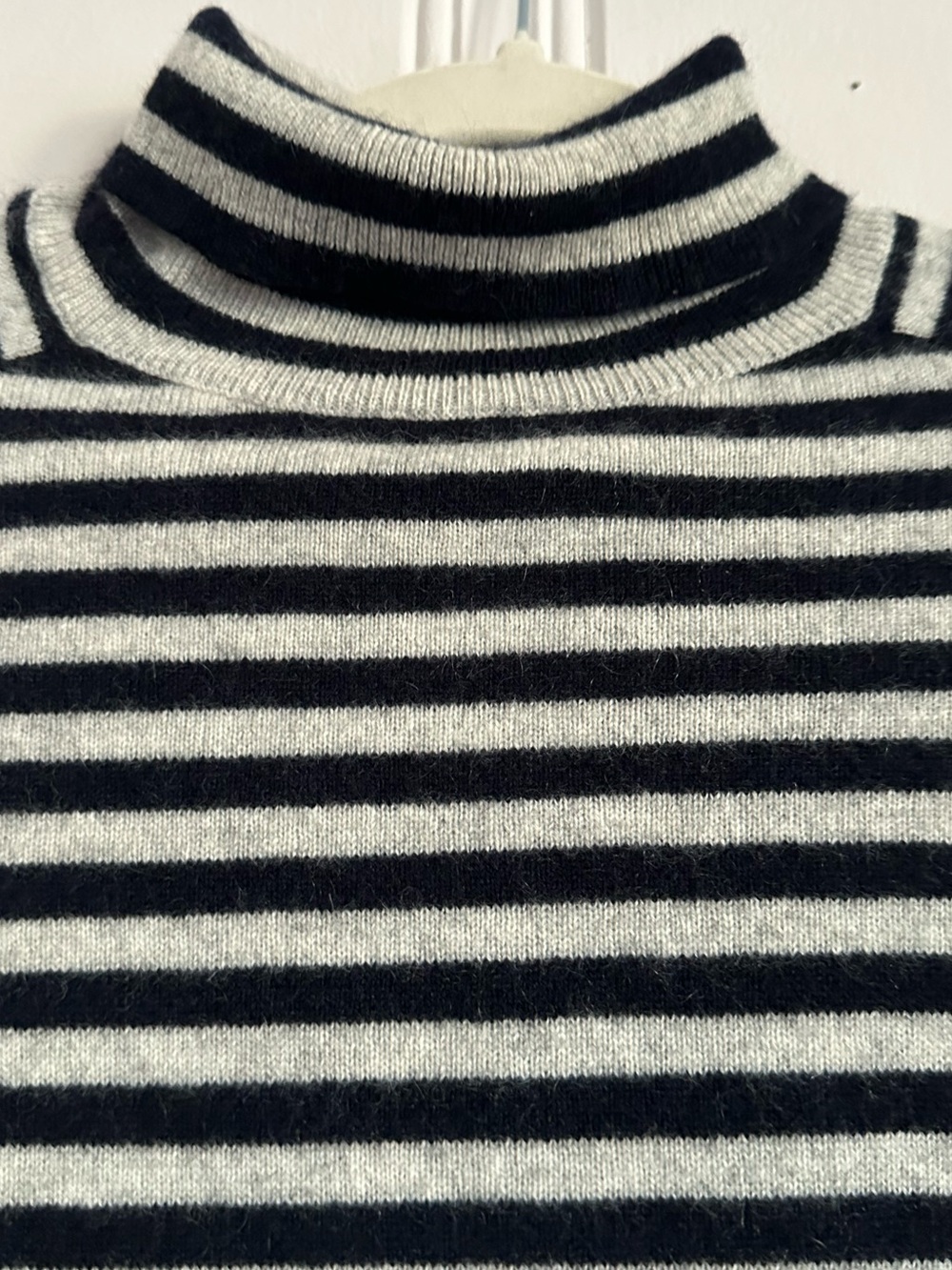 360 Cashmere Black Gray Stripe Turtleneck 100% Cashmere Sweater M - Picture 4 of 11